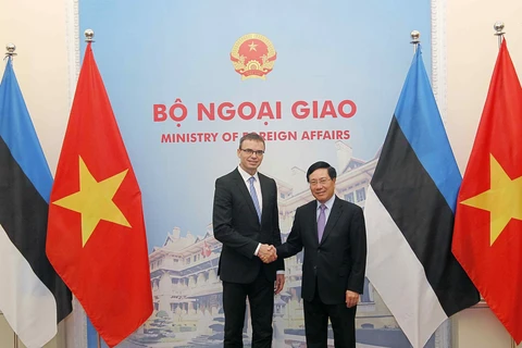 越南政府副总理兼外长范平明与爱沙尼亚外长斯旺·米克塞尔举行会谈