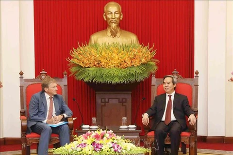 越共中央经济部部长阮文平会见俄罗斯总统企业家权益全权代表