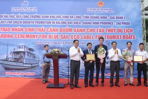 广宁省下龙湾的两艘旅游船荣获绿帆生态标志和证书
