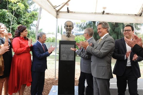 胡伯伯塑像在墨西哥瓜达拉哈拉市落成