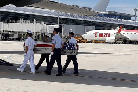 在越战争期间失踪的美国军人遗骸归国仪式在岘港市国际机场举行