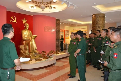 缅甸军队青年军官代表团访问军事技术学院