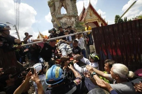 泰国古庙钟楼倒塌致12人伤亡