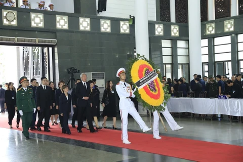 许多国家领导和代表团来到河内吊唁越南国家主席陈大光逝世