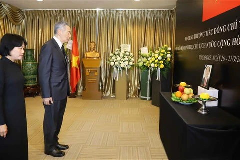 新加坡总理李显龙赴越南驻新加坡大使馆吊唁陈大光主席