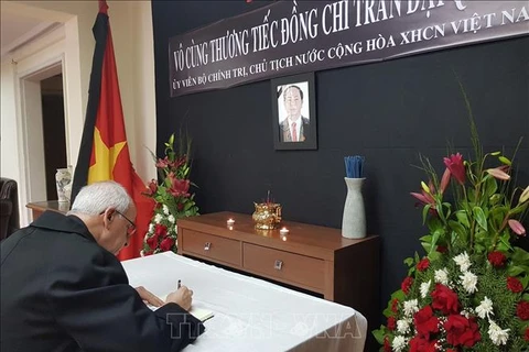 美国和智利朋友为越南国家主席陈大光致哀