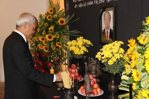 越南驻西班牙、委内瑞拉大使馆举行隆重仪式 吊唁陈大光主席