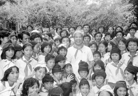 老挝领导就原越共中央总书记杜梅逝世致唁电