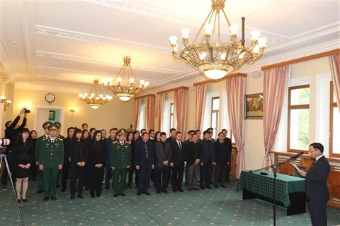越南驻各国大使馆举行原越共中央总书记杜梅吊唁仪式 