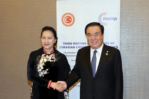 越南国会主席阮氏金银与韩国和白俄罗斯国会领导举行会晤