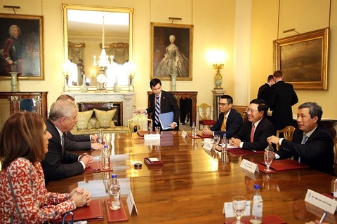 政府副总理兼外长范平明圆满结束对英国的正式访问
