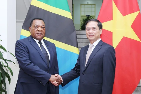 坦桑尼亚外交与东非合作部长马希加访问越南 与裴青山进行会谈