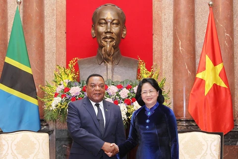 国家代理主席邓氏玉盛会见坦桑尼亚外交与东非合作部部长马希加