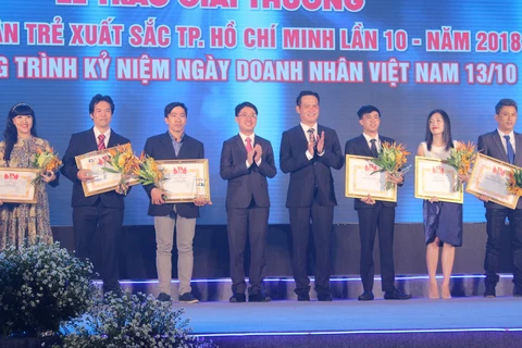 胡志明市17名优秀青年企业家获表彰