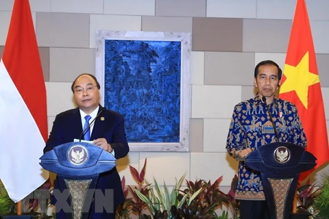 越南政府总理阮春福和印度尼西亚总统佐科·维多多共同主持新闻发布会