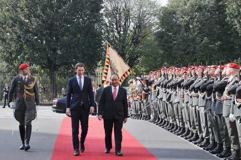 奥地利总理塞巴斯蒂安举行隆重仪式 欢迎阮春福总理到访