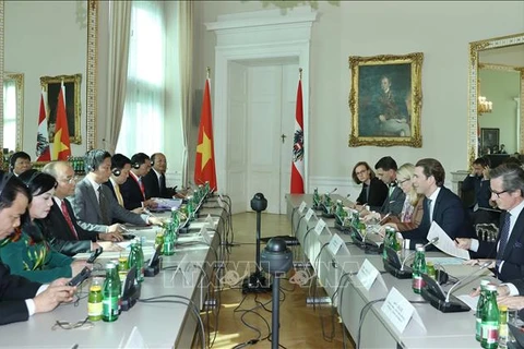 越南政府总理阮春福与奥地利总理举行会谈