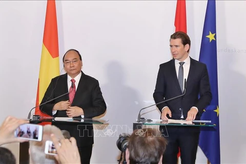 越南政府总理阮春福与奥地利总理塞巴斯蒂安·库尔茨共同出席联合新闻发布会