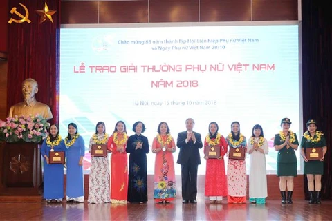 越南妇女奖颁奖仪式在河内举行 15个优秀个人和集体获奖