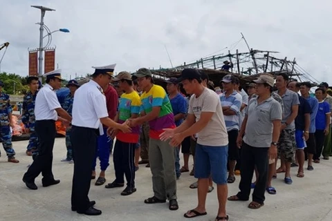 广南省：在长沙群岛海域遇险的43名渔民获救助并已安全上岸