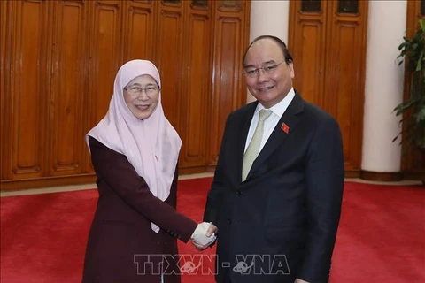 阮春福会见马来西亚副总理旺·阿兹莎
