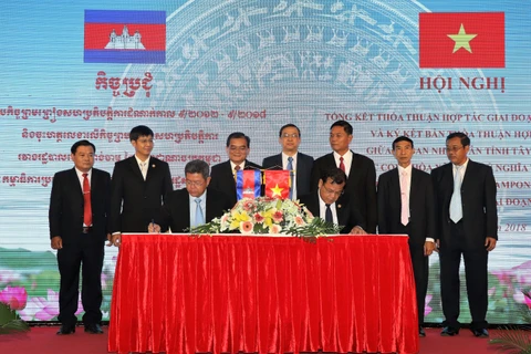 越南西宁省同柬埔寨磅湛省签署2018~2022年合作协议