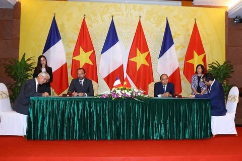 法国总理爱德华•菲利普圆满结束对越南进行的正式访问