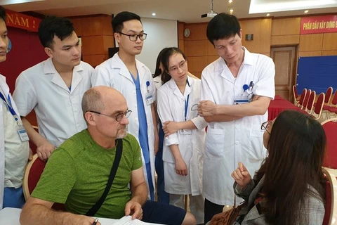 美国整形专家亲赴越南中央耳鼻喉科医院为患者进行整形手术