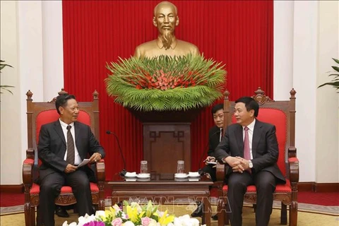 越共中央理论委员会主席会见老挝国家社会科学委员会代表团