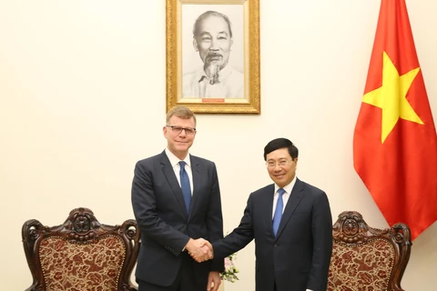 越南政府副总理兼外长范平明会见亚洲开发银行副行长格罗夫