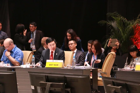 越南政府副总理兼外长范平明出席APEC外交和贸易部长级会议 