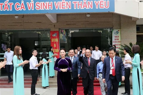 越南国会主席出席财政学院教师节庆祝活动