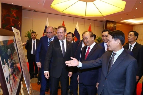 俄罗斯总理梅德韦杰夫参观越俄关系图片展
