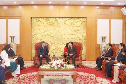 哈萨克斯坦“祖国之光党”代表团对越南进行工作访问