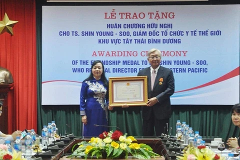 世界卫生组织西太平洋地区主任荣获越南友谊勋章