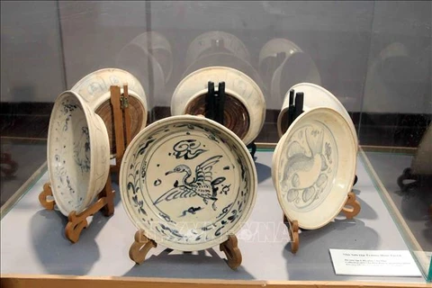 “昔日陶瓷之美”艺术展在岘港举行 