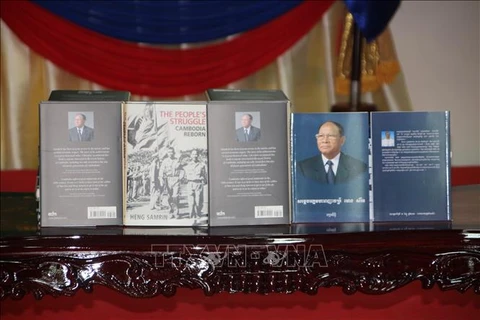 柬埔寨国会主席韩桑林回忆录一书正式问世