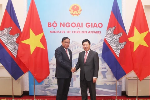 范平明与柬埔寨外交与国际合作部大臣布拉索昆举行会谈
