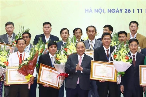 阮春福向实施“三农”决议中取得优异成绩的个人和组织颁奖