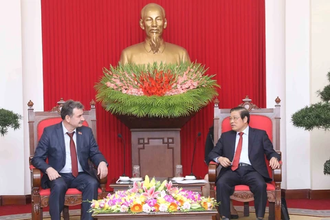 哈萨克斯坦共产主义人民党代表团访问越南