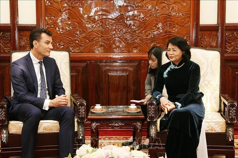 越南国家副主席邓氏玉盛会见宏利金融集团总裁