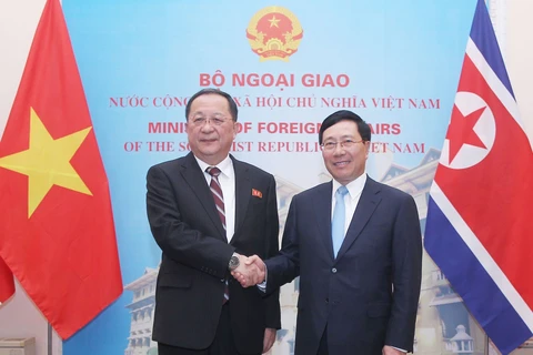 政府副总理兼外长范平明与朝鲜外交部长李勇浩举行会谈