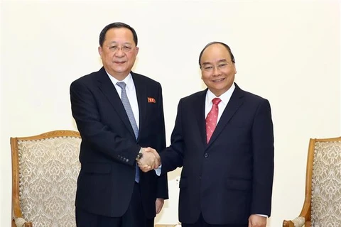 越南政府总理阮春福会见朝鲜外交部长李勇浩