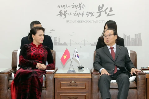 越南国会主席阮氏金银会见韩国釜山市市长吴巨敦