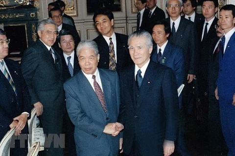 已故越共中央总书记杜梅荣获日本政府旭日勋章