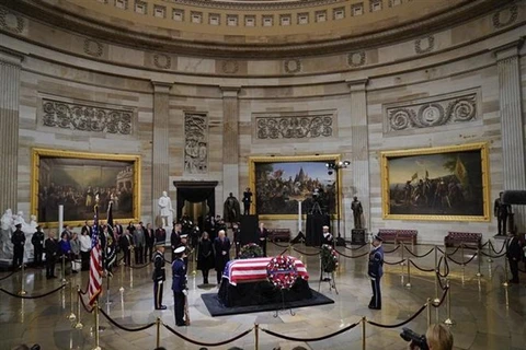 何金玉大使参加美国前总统乔治·赫伯特·沃克·布什吊唁仪式