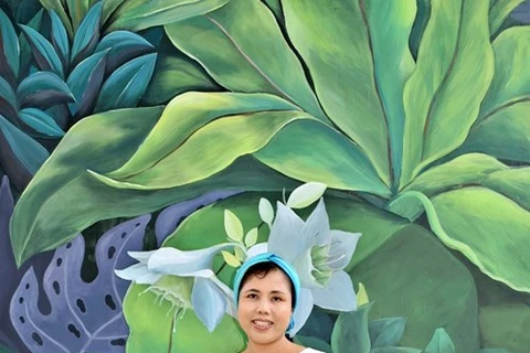 阮秋水画家继续设计巨型壁画作品