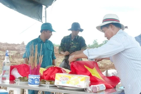为在老挝牺牲的30具越南专家和志愿军遗骸举行归国仪式