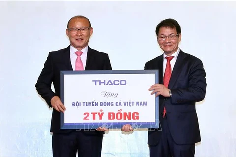 越南国足主帅为越南慈善活动和推动越南足球发展捐赠10万美元奖金