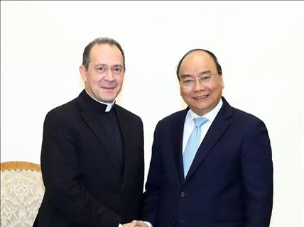 越南政府总理阮春福会见梵蒂冈外交部副部长安东内伊·卡米莱利